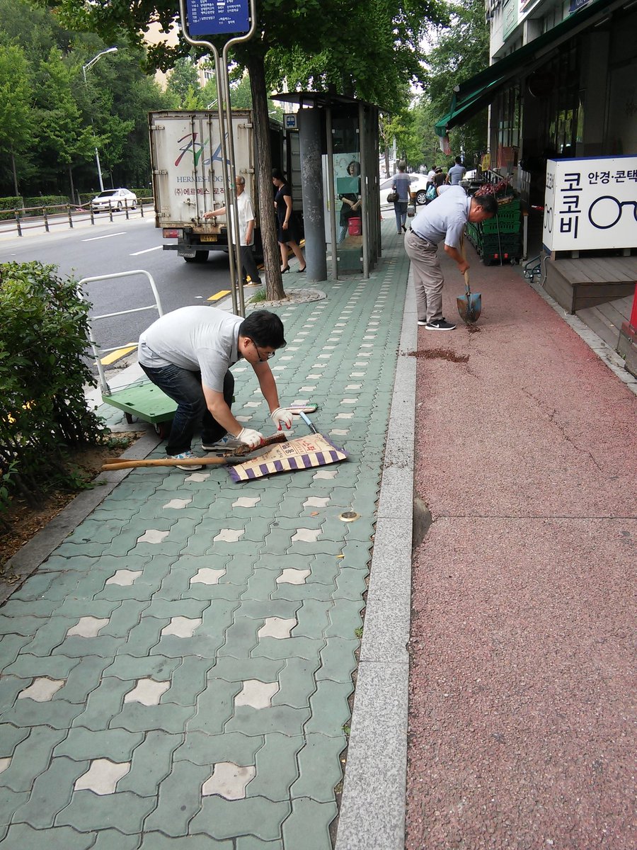 인도 정비중~~
요런건 울 직원들이 직접합니다 ^^

사진속 두명의 주인공은 누구일까요 ??