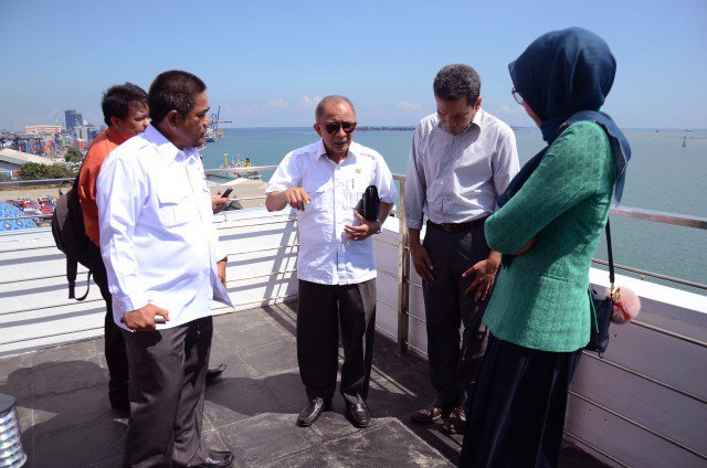 Lima Puluh Persen Aset Pelindo IV Masih Dikelola Swasta dpr.go.id/berita/detail/… <a href="/refrizalskb/">refrizalskb</a> <a href="/pelindo3/">Rusdy Putra</a> <a href="/teguhjo/">jojosalim</a>