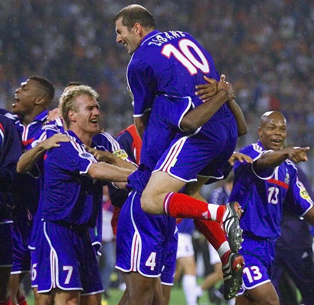 EURO2024FRA's tweet image. Bon anniversaire à Zinedine Zidane, vainqueur de l'#EURO2000 avec l'@equipedefrance, 44 ans auj
Un RT pour Zizou