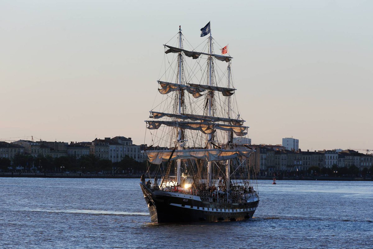 Arrivée magistrale du #Belem hier soir ! La 10e édition de #Bordeaux Fête le #Vin peut commencer ⚓ #BFV2016 🎉