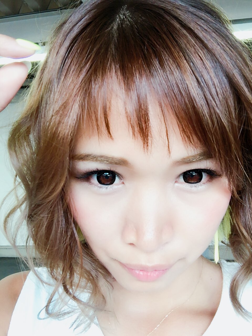 おしず 今回もオンザ眉毛の前髪 それにしても白飛びがえげつない 前髪だけカット オンザ眉毛 Ryuhoくんにやってもろた 白の服着てるからなのか外やからなのか白飛びすごい T Co Beucrpbtxk Twitter
