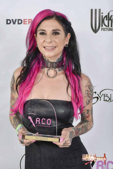 The always amazing @JoannaAngel @xrco won the Director Award!!! @the_small_hands being supportive <3<a class="tags" href="/tag/joannaangel">@joannaangel</a><a class="tags" target="_blank" title="On Twitter" href="/?out=eyJ0eXAiOiJKV1QiLCJhbGciOiJIUzUxMiJ9.eyJpYXQiOjE3MjUxMjQ2NzIsImlzcyI6InR3cG9ybnN0YXJzLmNvbSIsIm5iZiI6MTcyNTEyNDY3MiwiZXhwIjoxNzU2NjYwNjcyLCJyZWRpcmVjdF91cmwiOiJodHRwczovL3R3aXR0ZXIuY29tL3hyY28ifQ.ix41sE-hjZ9TaYCk8VaAVHnRK8u8ARA7JF3PzGU7ozLu4Sbqfo7eaxks6srIW2Wql2-PMJPg_r7FgtaKUZAqKQ">@xrco</a><a href="/tag/chriskingphoto"class="tags"><span>#chriskingphoto</span></a><a href="/tag/billbaileyremembered"class="tags"><span>#billbaileyremembered</span></a>