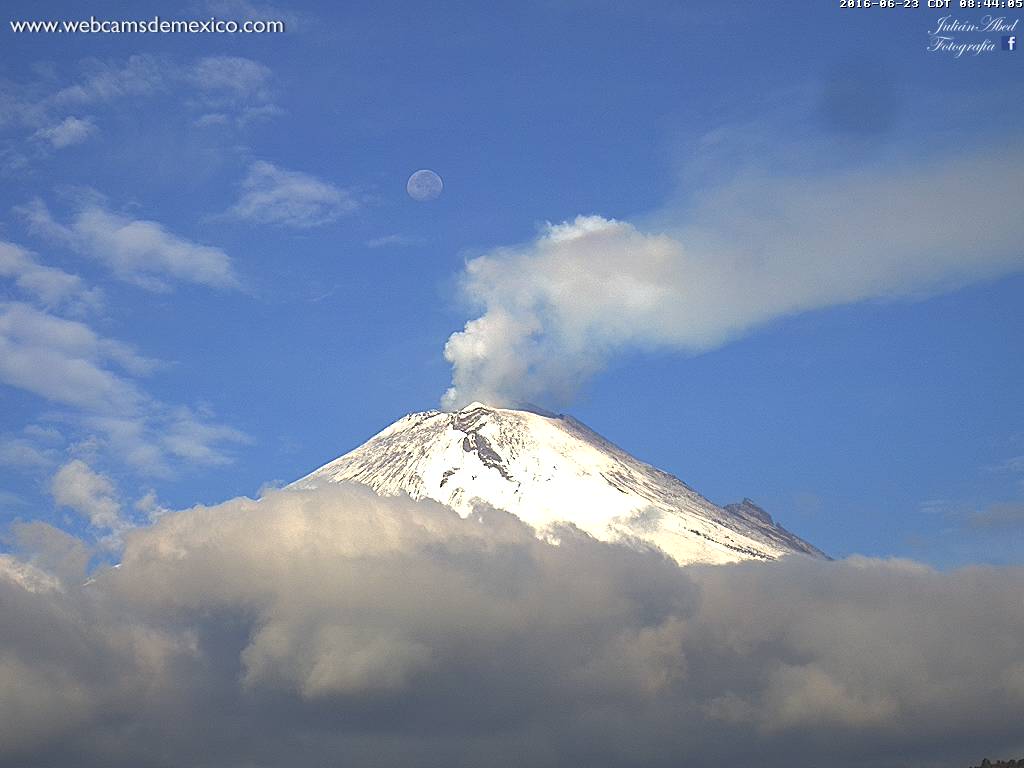 webcamsdemexico's tweet image. ¡Espectacular! El Volcán @Popocatepetl_MX cubierto de nieve y a todo vapor y la hermosa luna en este momento: