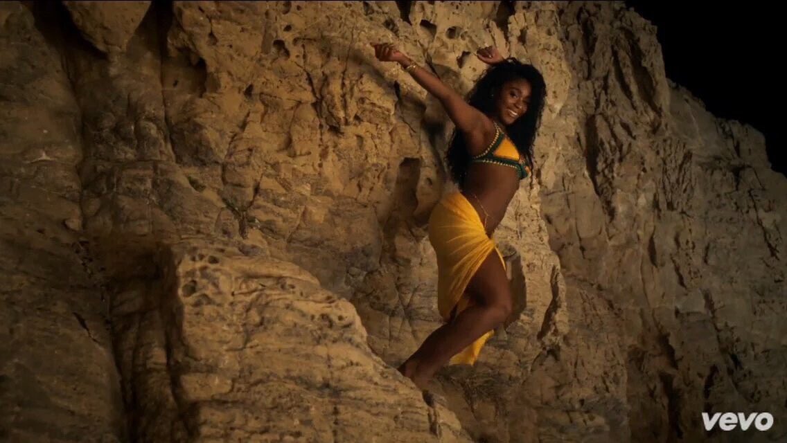 sheabttrlegacy's tweet photo. HOW WAS SHE CLIMBING THE DAMN ROCKS WITH A SMILE ON HER FACE AND SO QUICKLY https://t.co/66Sm7AAK8f