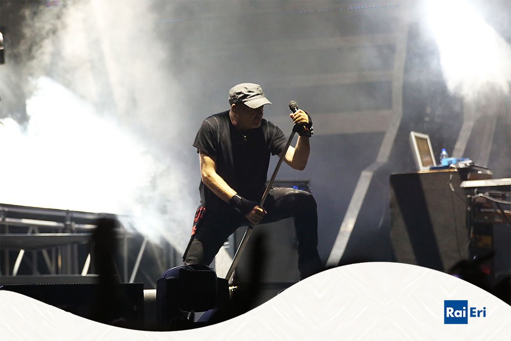 RaiLibri's tweet image. "E' cosรฌ.
Io sono un uomo semplice,
ma dalla vita spericolata"
#VascoRossi
#IlDecalogoDiVasco #FabioMasi #RaiEri