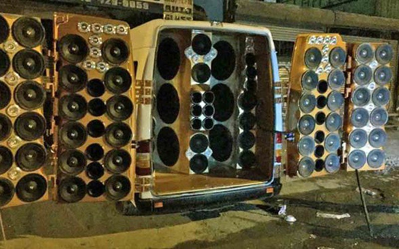 redazioneRockit's tweet photo. Arrestato per disturbo della quiete pubblica: nel suo van c'erano 80 altoparlanti https://t.co/xUqyXZgCo5 https://t.co/mgG0mNw8b0