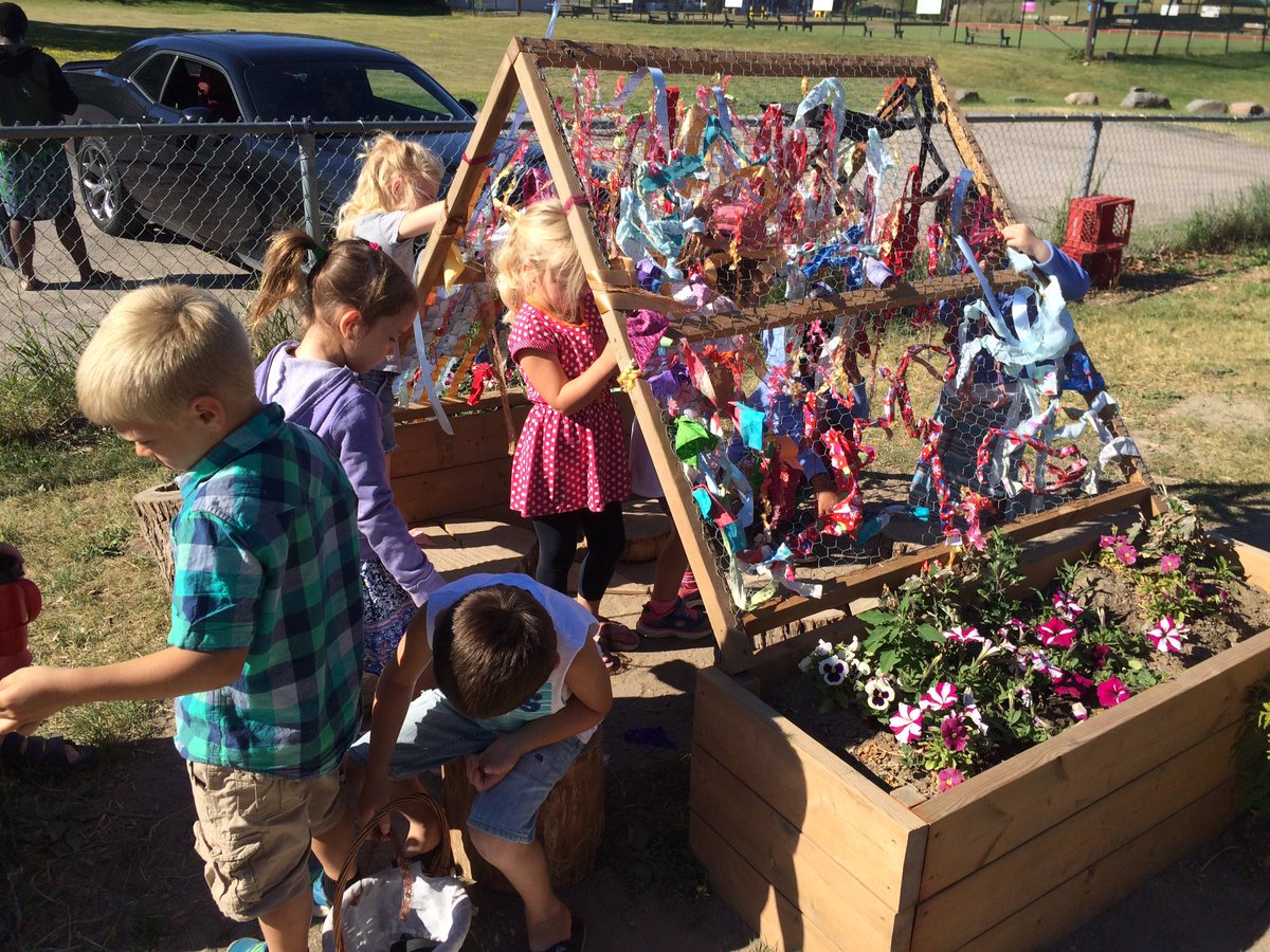 parkview_fdk_bb's tweet photo. "We're making a fairy house!" Inspired by our learning at Ken Reid. @ParkviewPS #tldsblearns #tldsbkteach https://t.co/UlH7DiQVQn