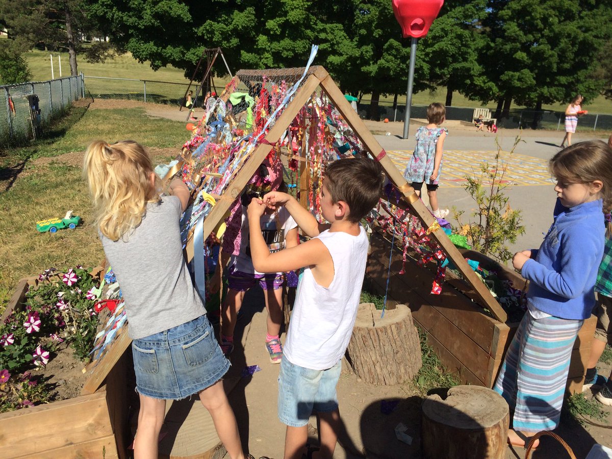parkview_fdk_bb's tweet photo. "We're making a fairy house!" Inspired by our learning at Ken Reid. @ParkviewPS #tldsblearns #tldsbkteach https://t.co/UlH7DiQVQn