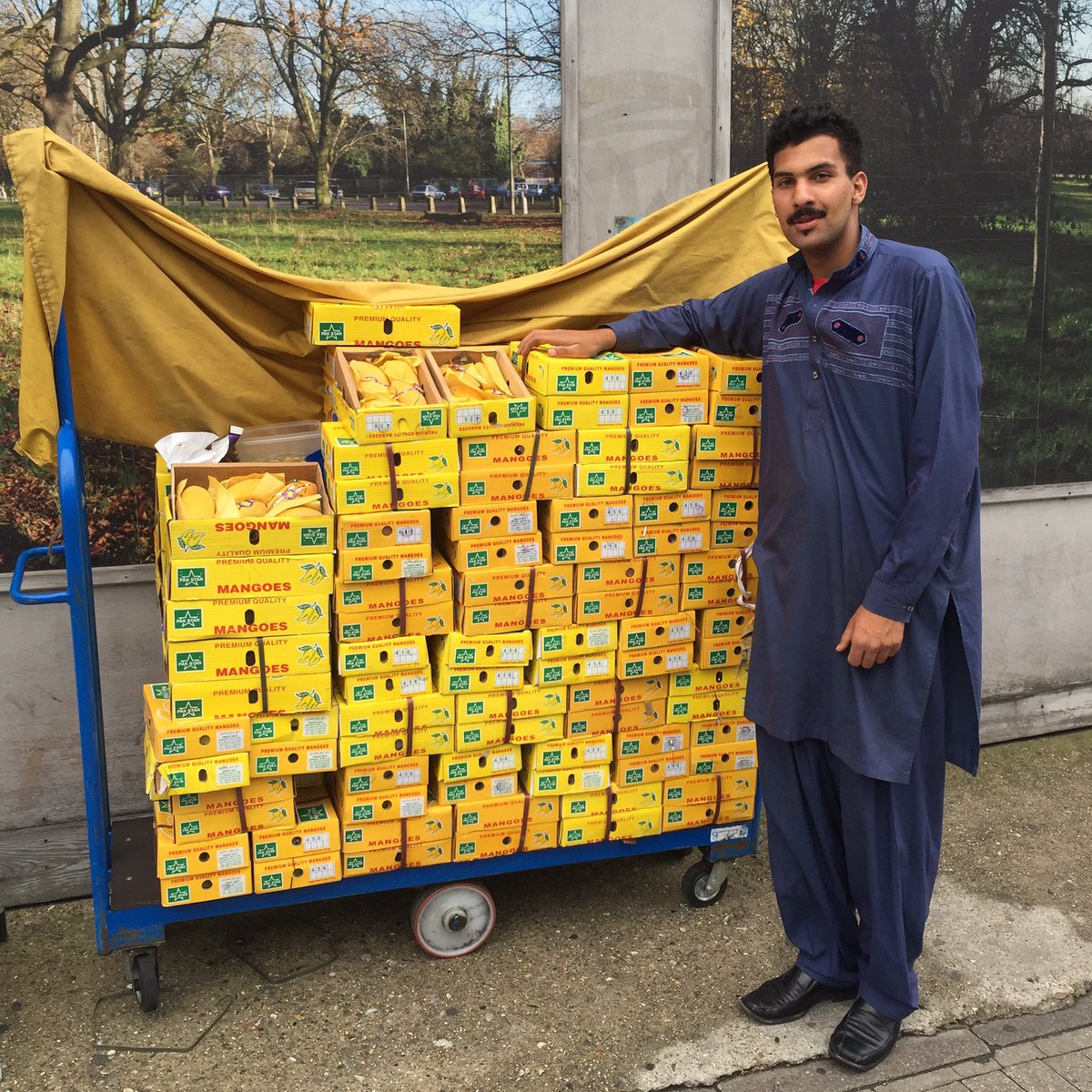 tootingnewsie's tweet photo. Jafar is selling delicious Pakistani Honey Mangoes on Upper #Tooting Road. Go get them while they last! https://t.co/6rHRoZ6TOS