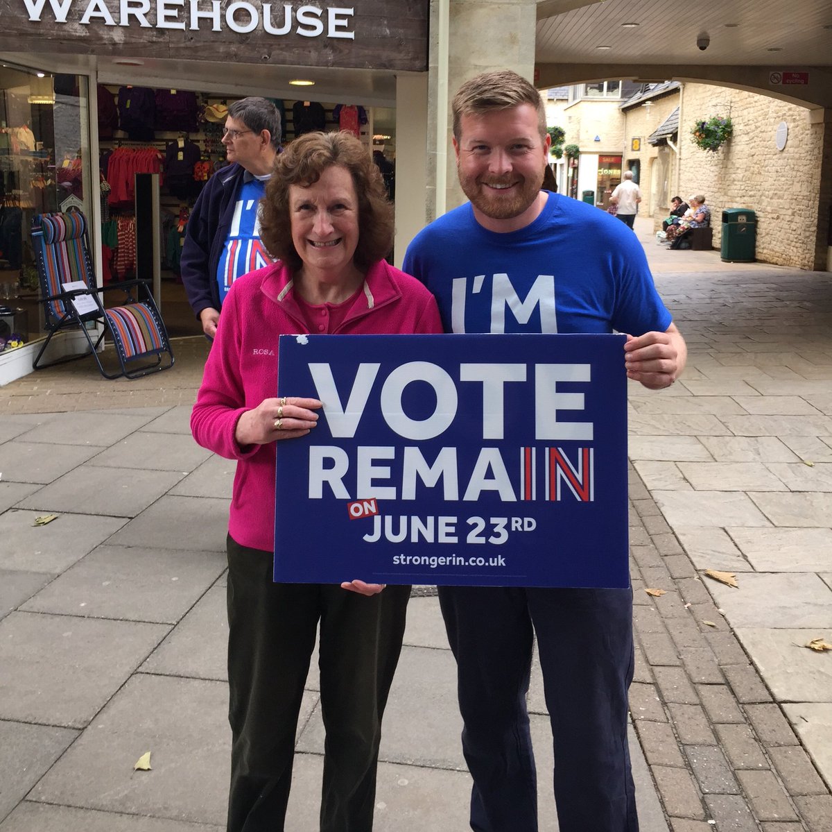_LiamWalker_'s tweet photo. Great support from @flowersbyrosa in Witney. It's small businesses like hers we are fighting for today. #StrongerIn https://t.co/E9N5QFZ6G4