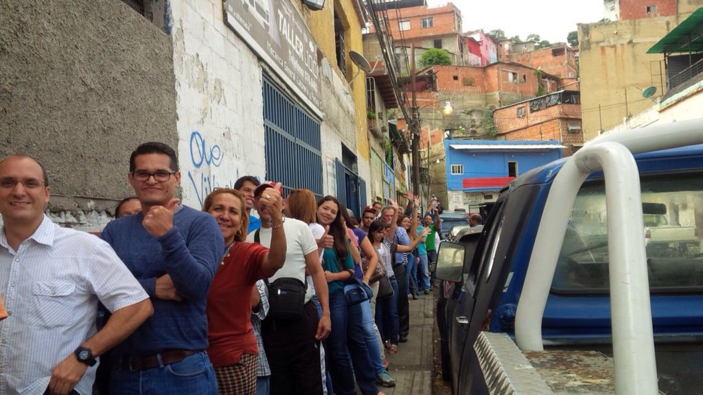 HectorUrgellesF's tweet photo. En San Agustín del Sur piden que @alcaldeledezma valide su firma para el Revocatorio allá. #DejenQueLedezmaValide https://t.co/EZrgswru4F