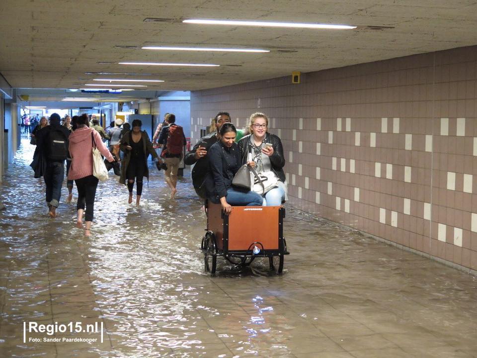 This hero helped our students to get from the HS train station to the university!!!  <a href="/dehaagse/">De Haagse Hogeschool / THUAS (INACTIEF/INACTIVE)</a> #hhs #dehaagse_alumni