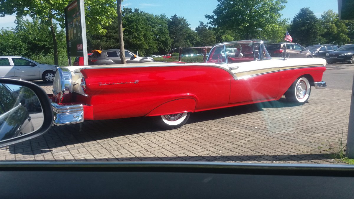GertraudSie's tweet photo. So auf dem Parkplatz entdeckt😊
"Masse mit Klasse"...hach💛
..da kam der "alte Schwede "sich ganz klein u mickrig vor😃 https://t.co/xv4T3hSDmc