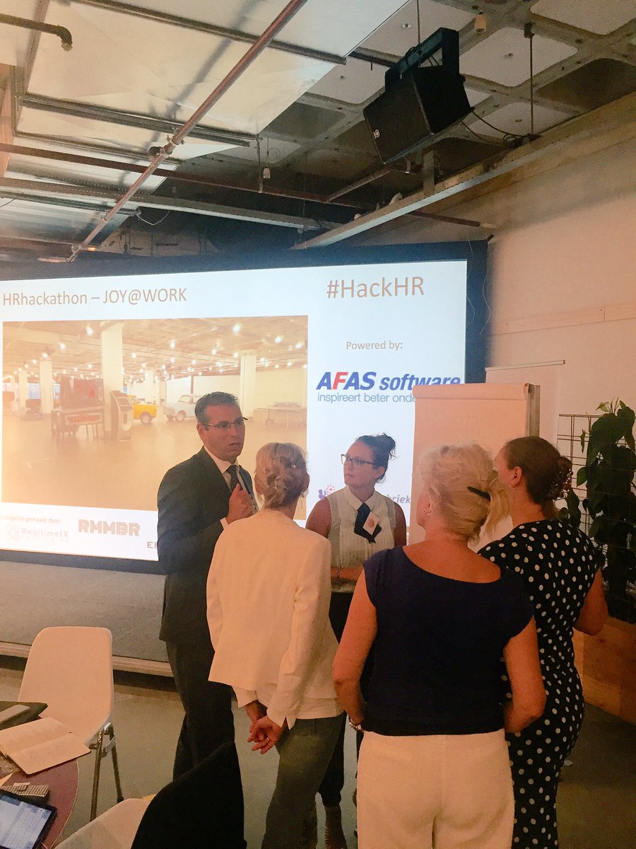 HRcommunity's tweet photo. Aart-Pieter van den Berg van @AFAS in gesprek met de dames van @ZinziaZorggroep. #hackHR https://t.co/eRYPKlJ1Ps