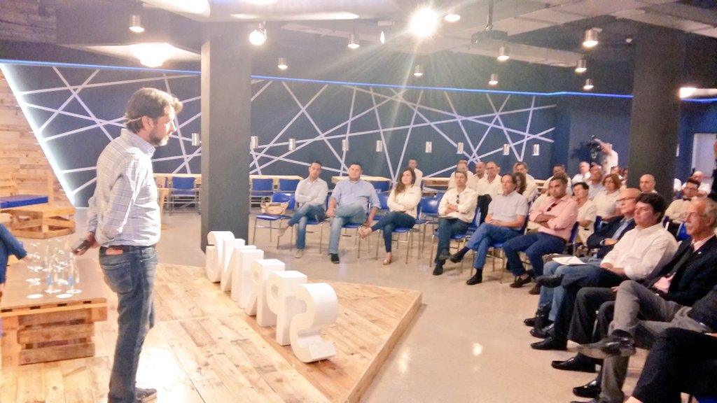 CCArona's tweet photo. .@carlosislatener se reúne con los trabajadores del Spring Gran Hotel Arona. 
#LosCristianos #Arona https://t.co/NtVQm0tlhK