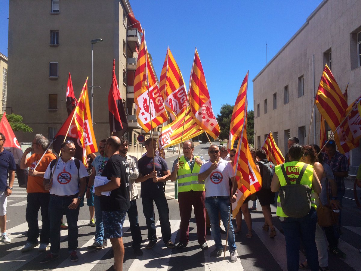 UGTTarragona's tweet photo. Treballadors #ADIF #Tarragona es tornen a concentrar per exigir #inversió #plantilla #manteniment #trensdignes https://t.co/DHA8HFlaGH