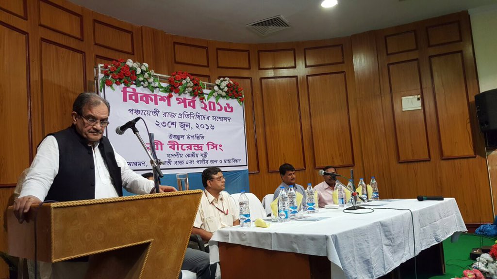 ChBirenderSingh's tweet photo. Pics from my interaction with a hall packed of beneficiaries of govt. schemes, at Durgapur,WestBengal. #VikasParv https://t.co/KVWxzx8Qyh