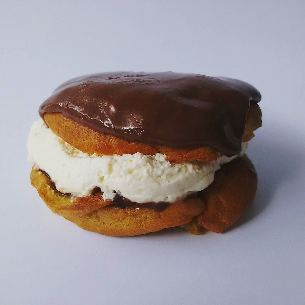 AndrewLey's tweet photo. Check out my creamy buns! #FridayBake https://t.co/20q5MC0Qem