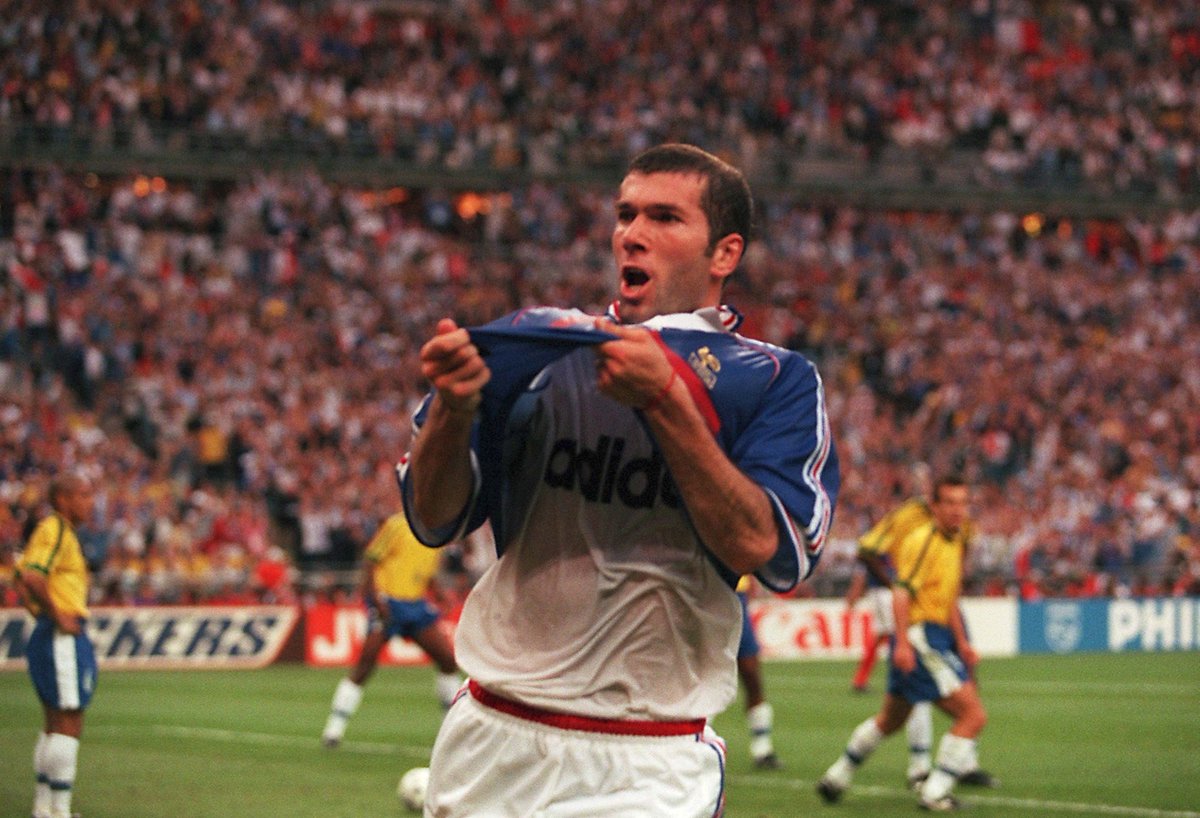 fifacom_fr's tweet image. Joyeux anniversaire à Zinédine 'Zizou' Zidane, 44 ans ans aujourd'hui.
Quelle est sa plus grande victoire ?