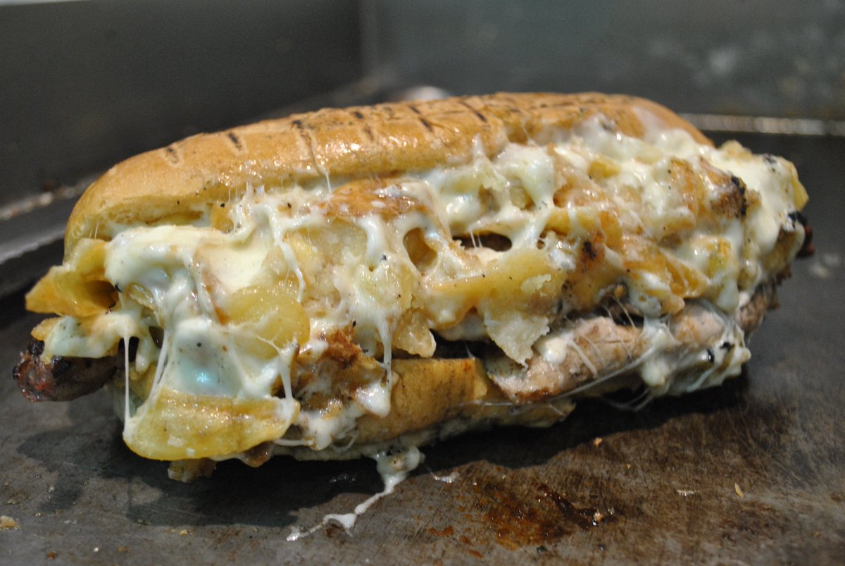 ariccina's tweet photo. Panino #porchetta patate e provola: #daje @TrastevereRM @taddeocico @VieDelGusto @TarabiniGianni #streetfood #Lazio https://t.co/aI5y6kh8Yb