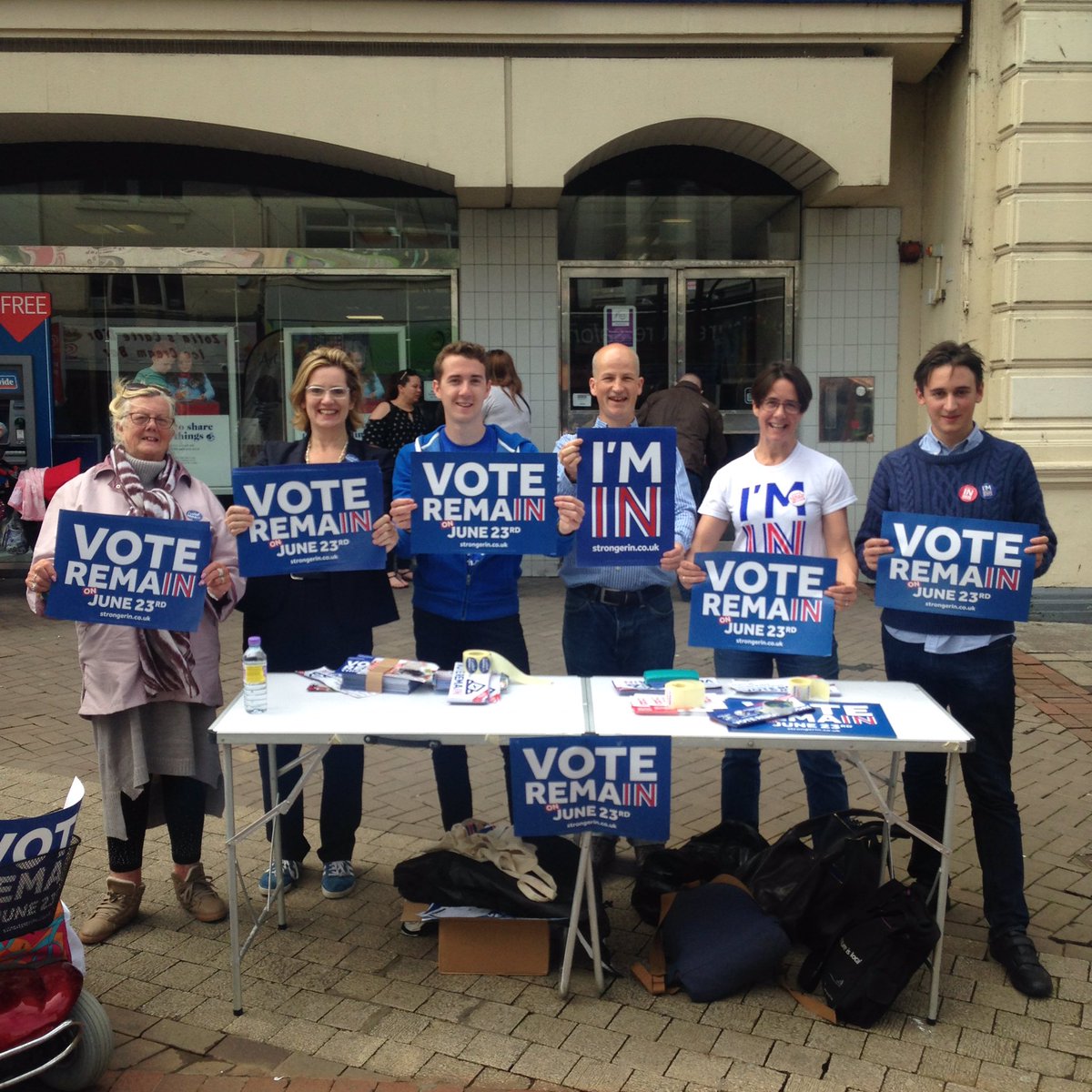 AmberRuddUK's tweet photo. Strong support in #Hastings #Remain #StrongerIn https://t.co/vlT7dowJeT
