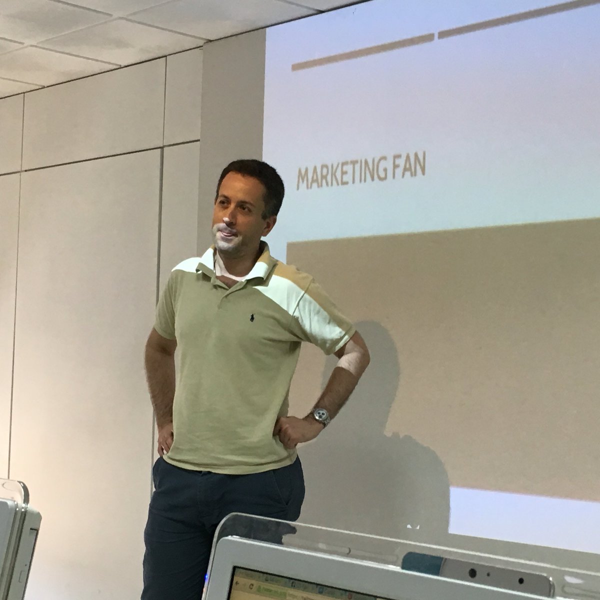 joseluisdal's tweet photo. Hoy en #clase18 aprendemos de @JorgeTunonMAD #meneame y #marketingfan. Se nota que domina el hablar en público😃 https://t.co/6zd3oi0hxV