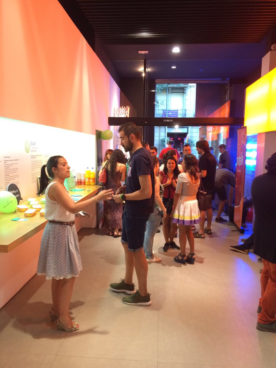 FreshWashingCO's tweet photo. Ayer nuestros compañeros de @SPLASH_BCN estuvieron celebrando #lacoladaperfecta junto a @YelpBCN y @TakeEatEasy_ES https://t.co/4TP7WKopMq