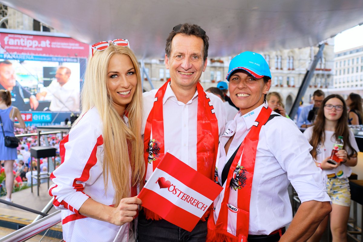 Peter_Aigner's tweet photo. #Taxi31300 #VIPViewing Ö - Island in der Fan-Arena Rathausplatz #Tesla #EURO https://t.co/xtcl6zpEqn @yvonnesimona https://t.co/1oJIT35hAa