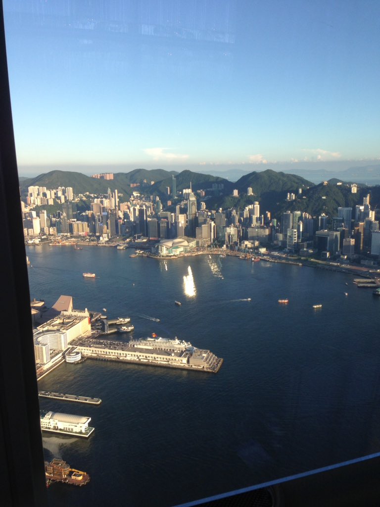 Coverpoint_Food's tweet photo. Enjoying a drink @RitzCarlton #hongkong - 490 metres in the air - 118th floor #proudtobejll https://t.co/rHUCHPCGf7