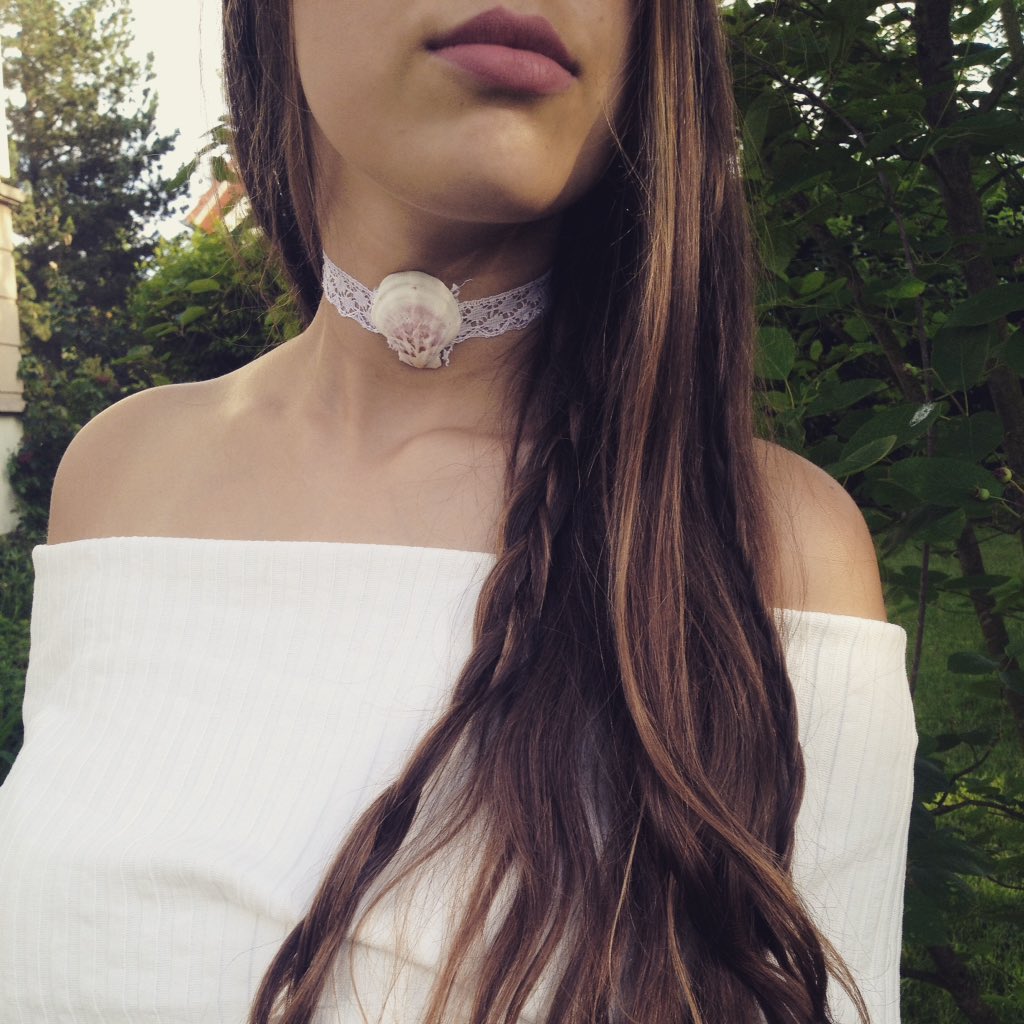 iwisworld's tweet photo. Spitzen Choker mit Jakobsmuschel 🐚🐚 https://t.co/Qyo6fsCcjv