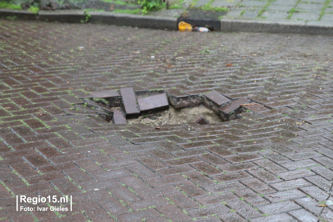 regio15's tweet photo. Een 'sinkhole' op de #Edamstraat in #DenHaag. Politie heeft de straat afgezet met lint. https://t.co/5iuWo2HrfQ