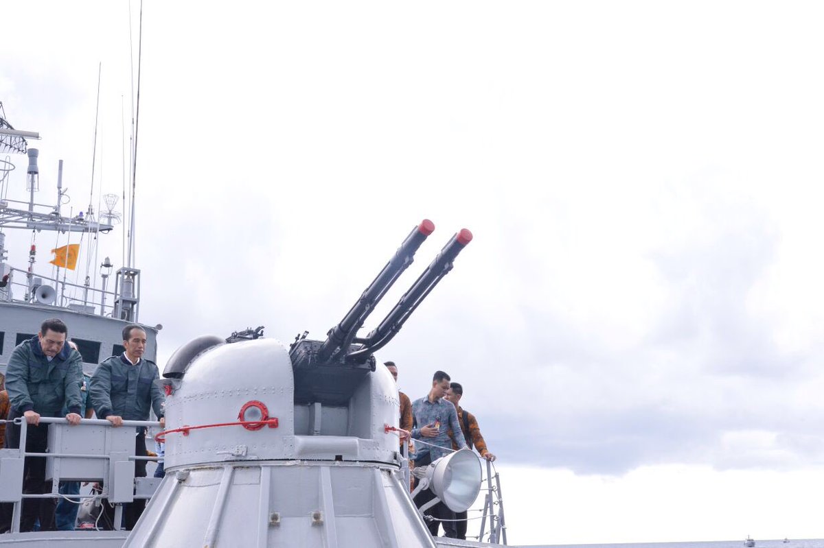 jokowi's tweet photo. Sebagai pulau terdepan, Natuna harus dibangun. Kita fokus pd pengembangan industri perikanan dan migas -Jkw https://t.co/RruWmnjvdu