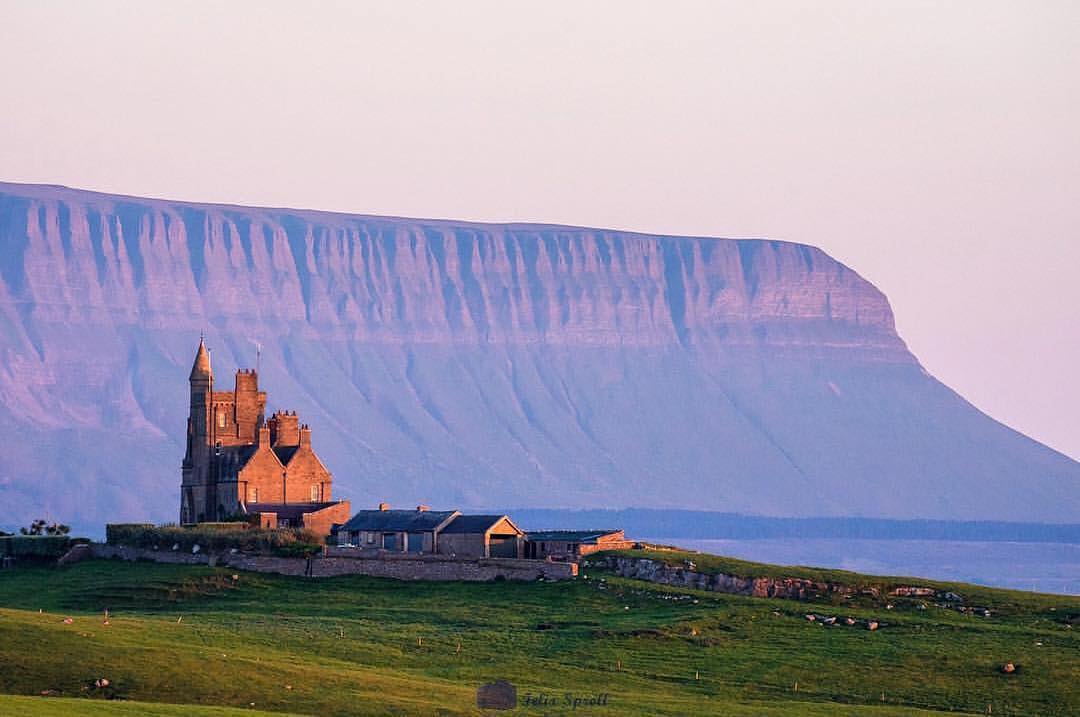 Mullaghmore is a small fishing village that should be on any outdoor enthusiast’s itinerary 📸 by IG/futterauto