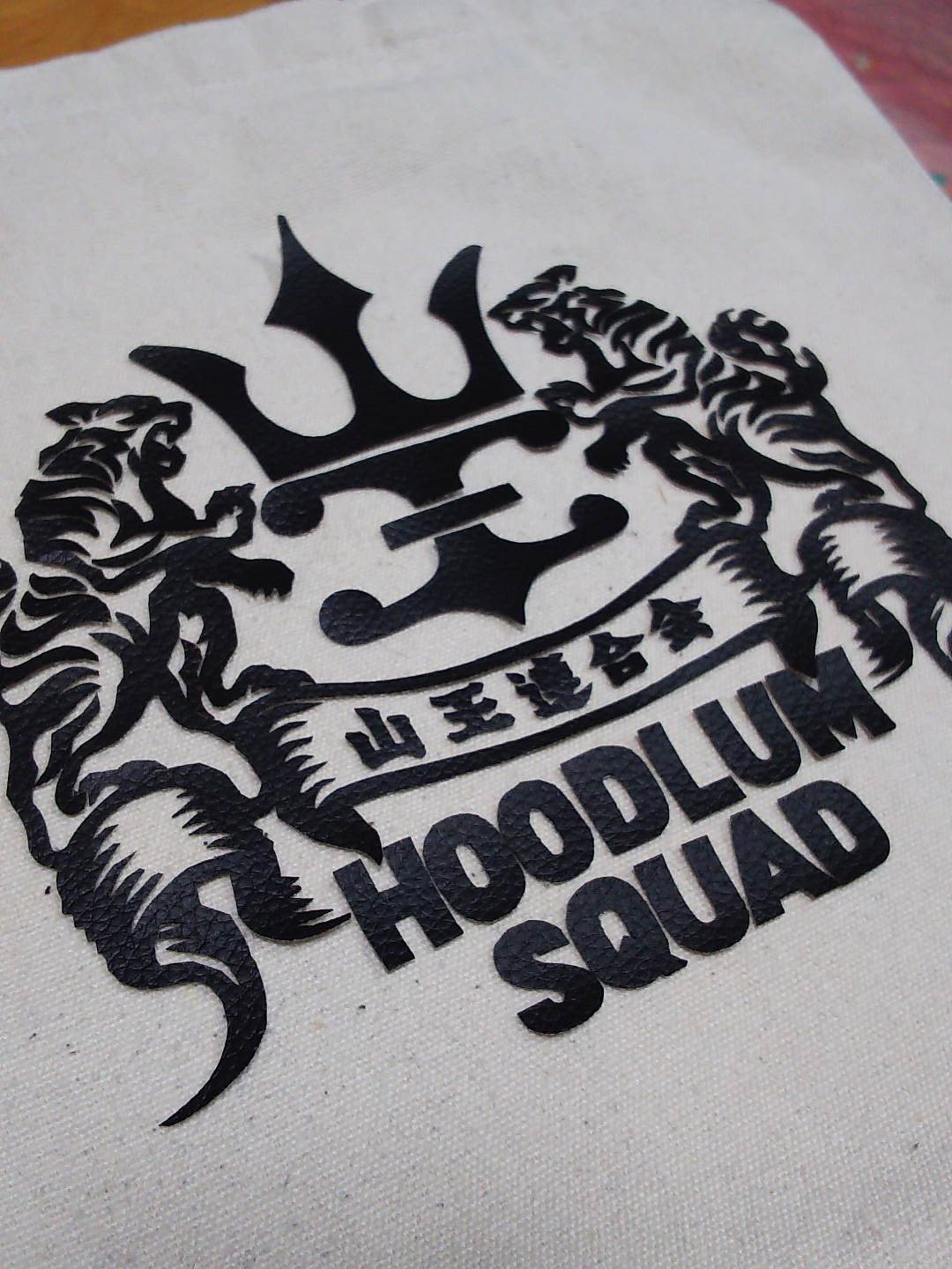 Akikan 山王連合会ロゴ完成 バッグチャームにリメイクしたハイローコースターもつけてみた 雨宮兄弟ロゴと同じくフェルトで作ろうと思ってたんだけど 細かすぎて脆くなるので材料変更 なにで作ったか当ててみて 笑 High Low