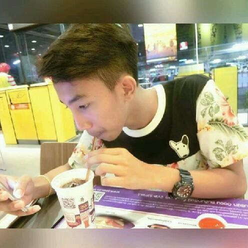 GunchaiT's tweet photo. I am streaming on #BIGOLIVE > ฝนตกแง่ๆ. Join now! https://t.co/oWFXEGQiTW https://t.co/wZoVZpsamM