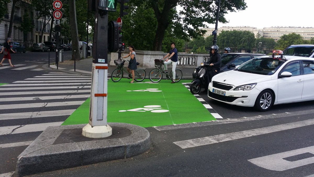 C_Najdovski's tweet photo. Sas vélo coloré + ou - respecté. Je demande à @prefpolice d'engager action pérenne sensibilisation et verbalisation https://t.co/wM7YnB8eiY