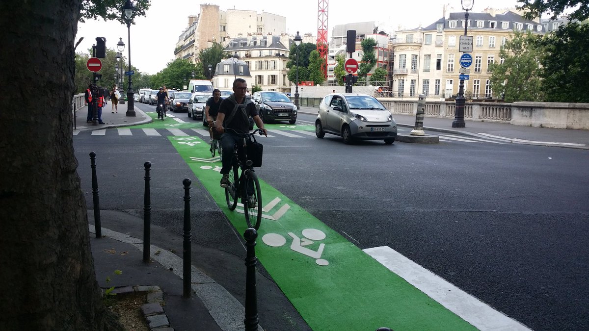 C_Najdovski's tweet photo. Sas vélo coloré + ou - respecté. Je demande à @prefpolice d'engager action pérenne sensibilisation et verbalisation https://t.co/wM7YnB8eiY