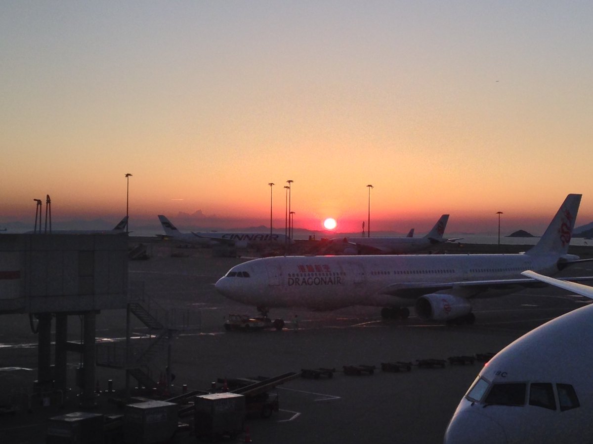 FSTS_official's tweet image. Watching the sunset in Hong Kong #HongKong @hkairport
