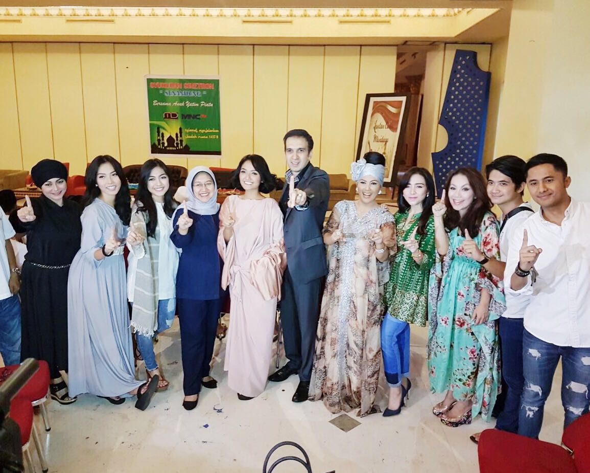 Syukuran <a href="/SenandungMDE/">Senandung</a> &amp; buka puasa dgn pemain &amp; anak yatim piatu. Terima kasih penonton tanah air dari kami semua!