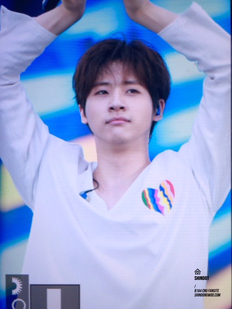 shin_dot's tweet photo. 160623 광주 웹컨텐츠 행사 #신우 
귀여운 시누 새싹춤🌱 https://t.co/4TQRpgs1la