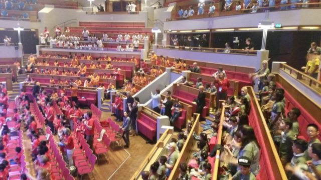 duicnl's tweet photo. Filmpje: Duizend vluchtelingkinderen vergeten even de oorlog in TivoliVredenburg https://t.co/HpcGKCFUGV #utrecht https://t.co/fnbdPABwjx