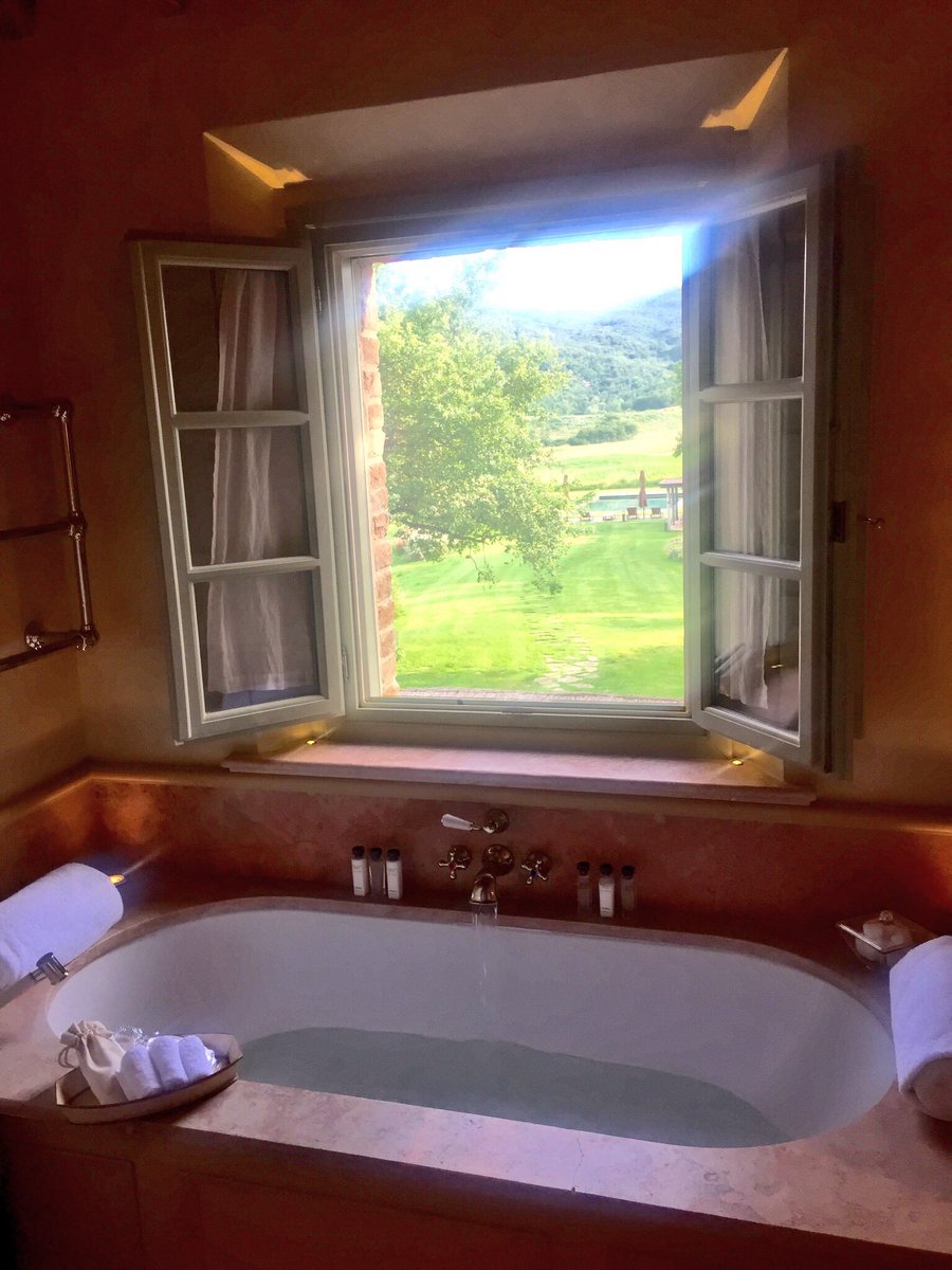Michaelbonsor's tweet photo. #tuscanviews #bathtime can it get any better? @RWcdelbosco @RosewoodHotels https://t.co/OlTYDaZugL