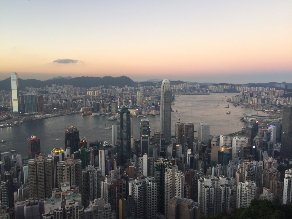 palanimohan's tweet photo. What's with all this good weather! Spectacular evening  here in Hing Kong https://t.co/iXteLFrqY6