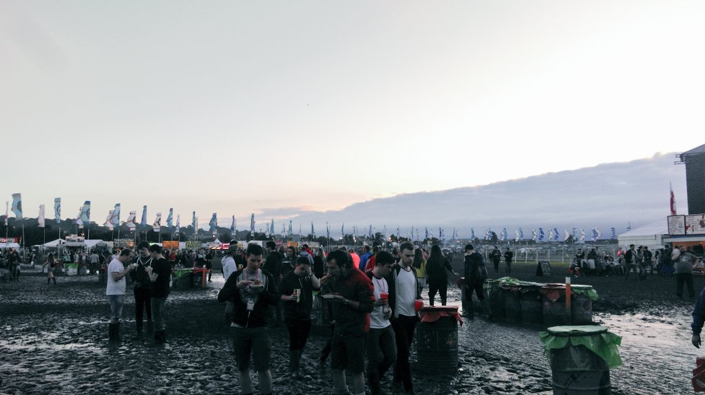 JonoScrumpy's tweet photo. What mud? #everythingisfine @GlastoFest #2016 https://t.co/ycZ0KHDikV