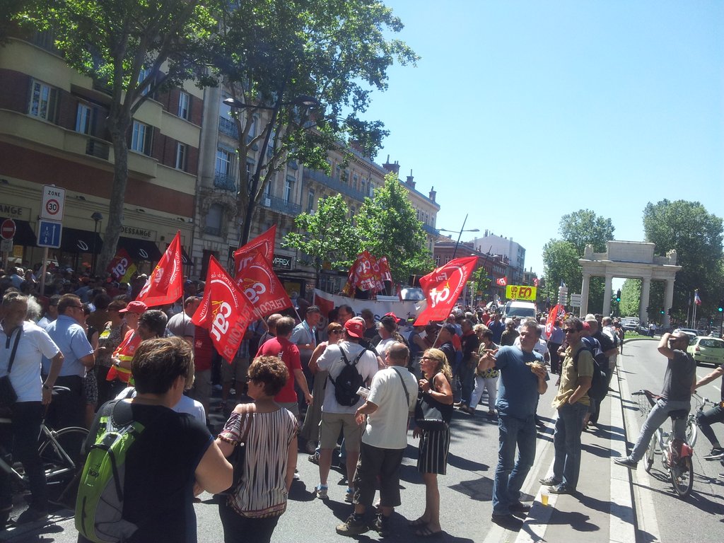 actutoulouse's tweet photo. La #manif23juin contre la #LoiTravail s'est achevée dans le calme à #Toulouse https://t.co/5CqX2cjibA https://t.co/yajU5E5AKG