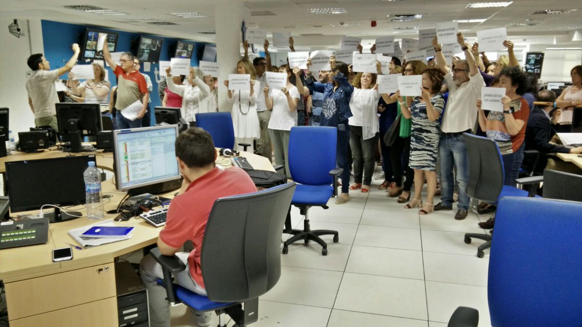 CdItve's tweet photo. Los profesionales de Informativos de TVE exigen en silencio que los Telediarios emitan los audios Fdez. Díaz. https://t.co/Rdstfo32w9