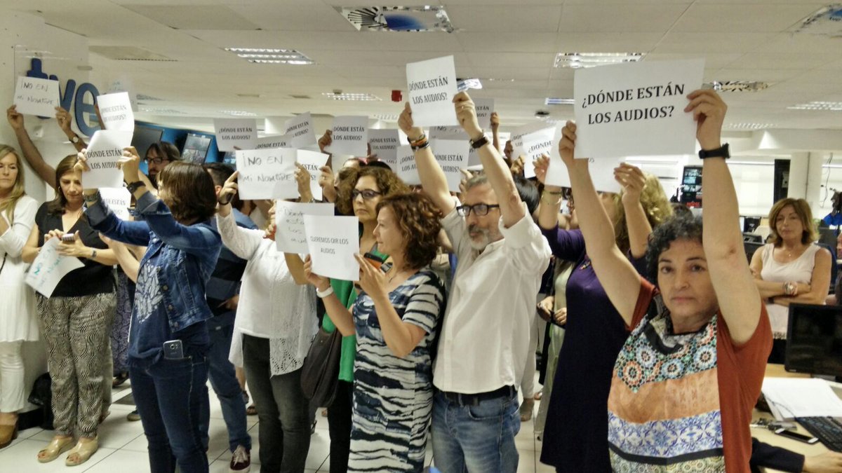 CdItve's tweet photo. Los profesionales de Informativos de TVE exigen en silencio que los Telediarios emitan los audios Fdez. Díaz. https://t.co/Rdstfo32w9