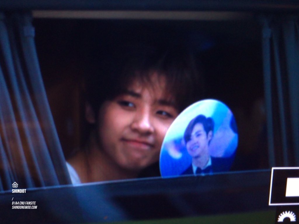 160623 광주 웹컨텐츠 행사 출근길 &amp; 퇴근길 #신우 6월의 햇살같은 신우💛 시누 부채가 마음에 쏙 들었는지 퇴근길에 저렇겤ㅋㅋㅋㅋㅋ💜💚❤️