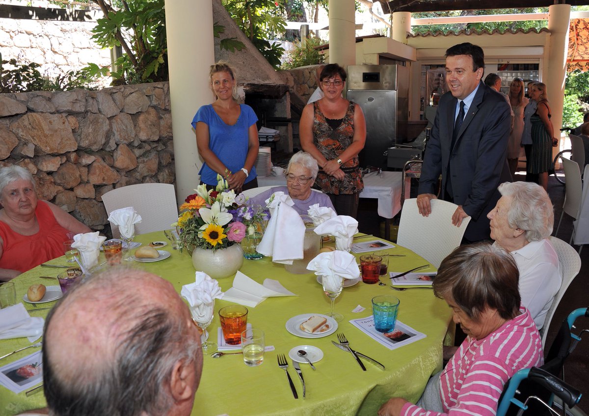 GvtMonaco's tweet photo. #Santé #SValeri a déjeuné avec les pensionnaires du Cap Fleuri https://t.co/NcJOX0PdxD https://t.co/yLzDH8tAar