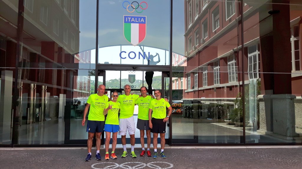 giomalago's tweet photo. Con il mio amico Leo @Peleo1972, un gigante che si sta preparando per la maratona di New York! #tcsnycmarathon https://t.co/Q8AUBBpPxV